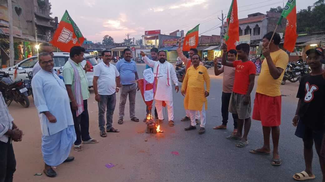 भाजपाइयों ने लाठी चार्ज के विरोध में सीएम का पुतला दहन किया