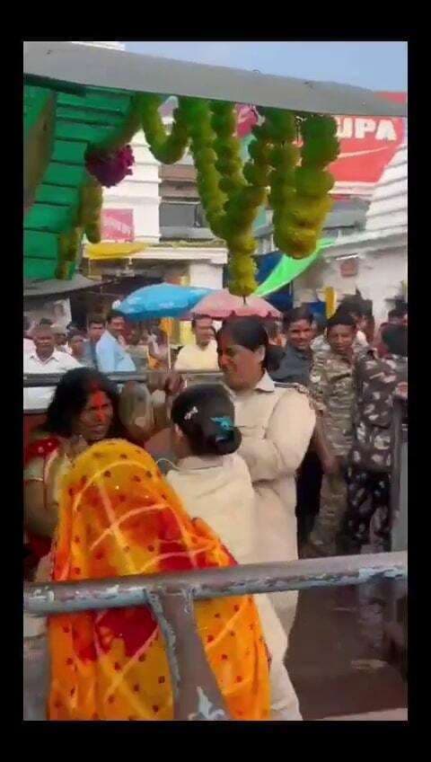 Deoghar News : बाबा मंदिर के निकास द्वार पर महिला पुलिसकर्मी ने श्रद्धालु से की मारपीट, वीडियो वायरल