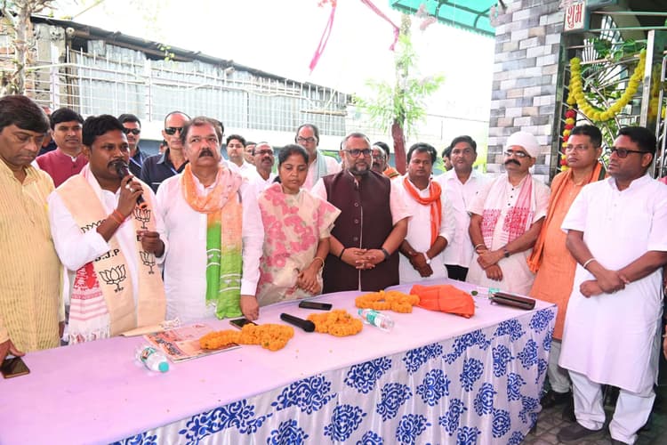 भाजपा से बागी होकर निर्दलीय चुनाव लड़ रहे बिनोद मिर्धा की समर्थकों के साथ घर वापसी