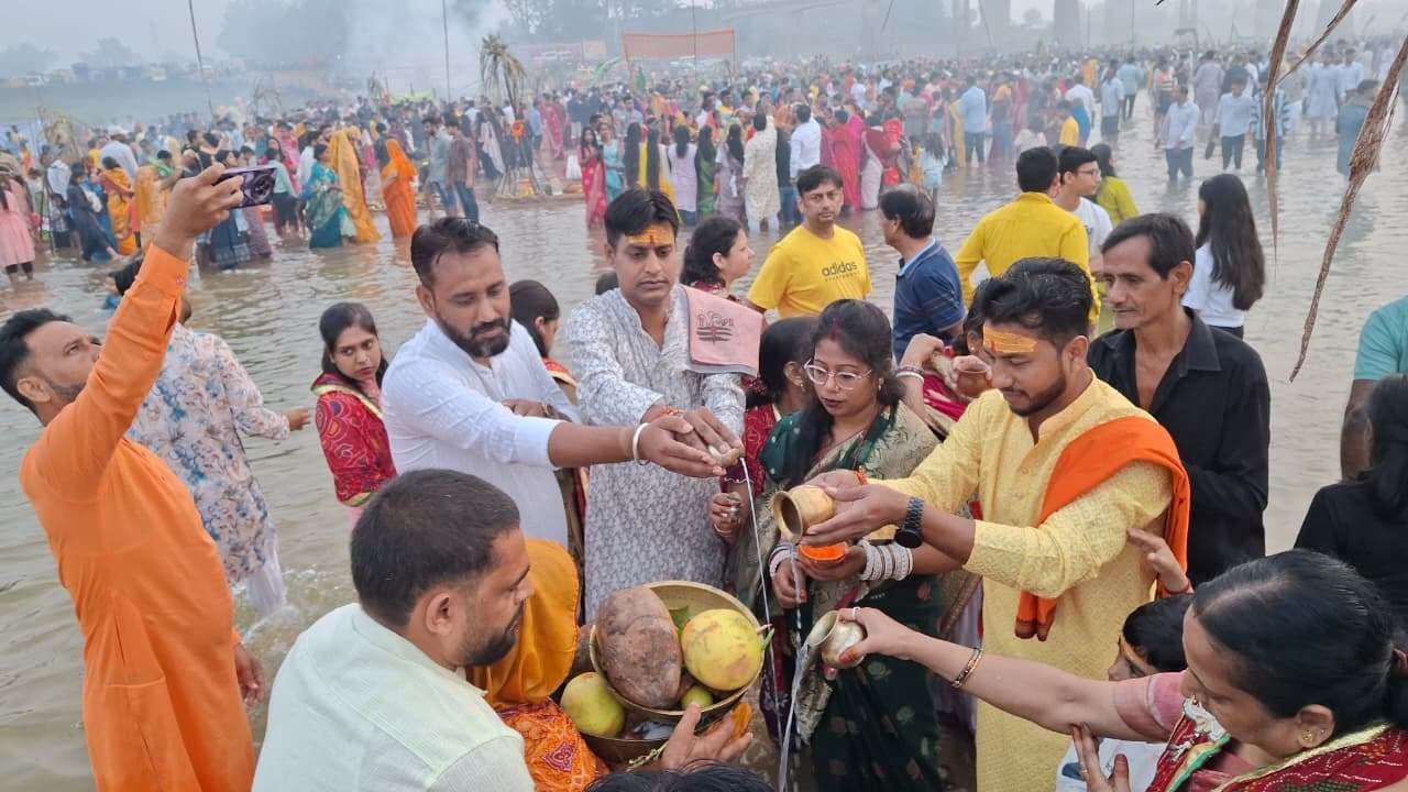 व्रतियों व श्रद्धालुओं ने उदीयमान भगवान भास्कर को दिया अर्घ्य