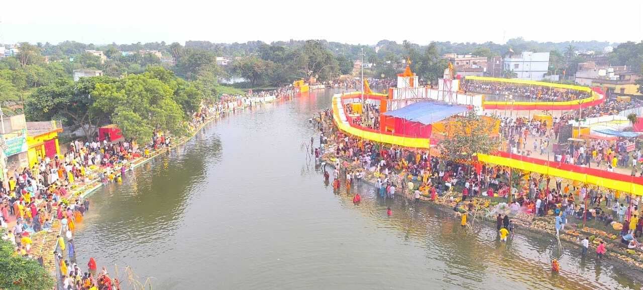 मधुपुर : झील तालाब पर व्रतियों ने उगते सूर्य को दिया अर्घ्य