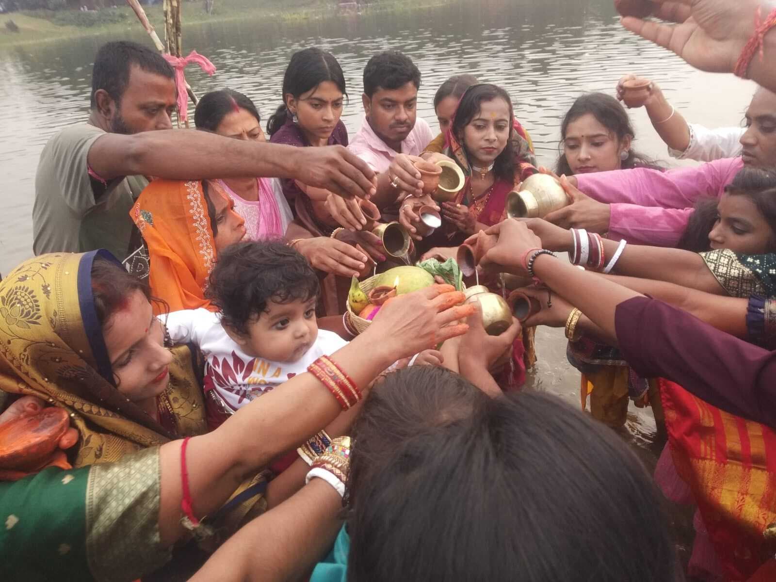 करौं: व्रतियों ने उदयाचलगामी सूर्य को दिया अर्घ्य