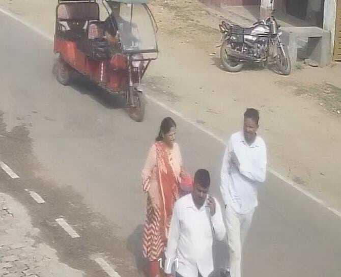 मधुपुर : मंदिर पूजा करने जा रही महिला से दिन-दहाड़े लाखों के जेवरात की ठगी