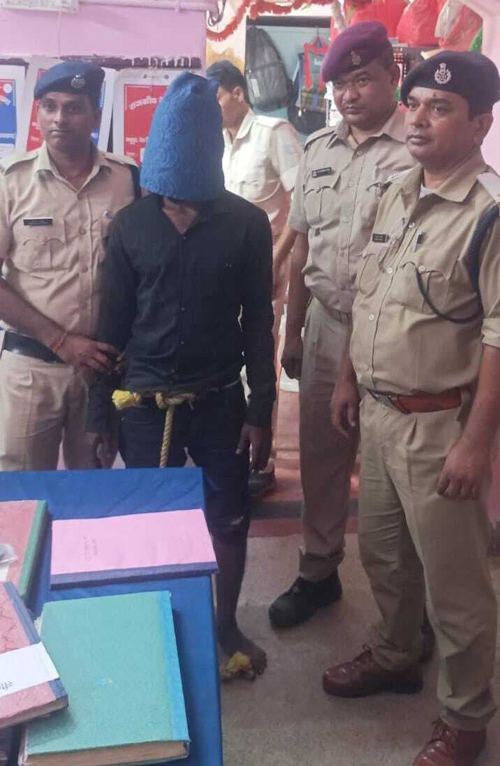 चोरी के मोबाइल के साथ आरपीएफ ने युवक को पकड़ा