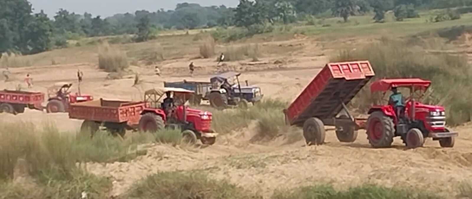 फतेहपुर में ट्रैक्टरों से धड़ल्ले से हो रहा बालू का उठाव