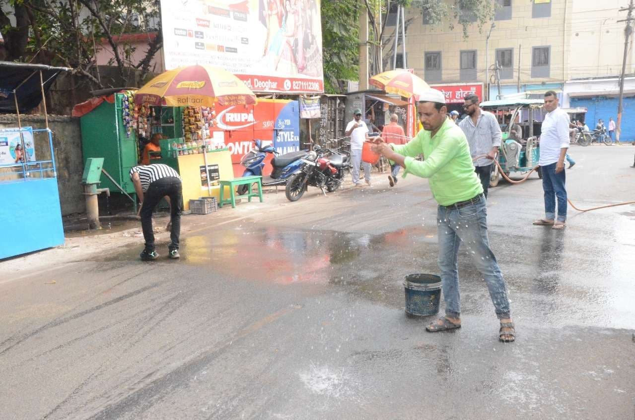 Deoghar news : मुस्लिम समुदाय ने की छठ व्रतियों के लिए सड़क की सफाई