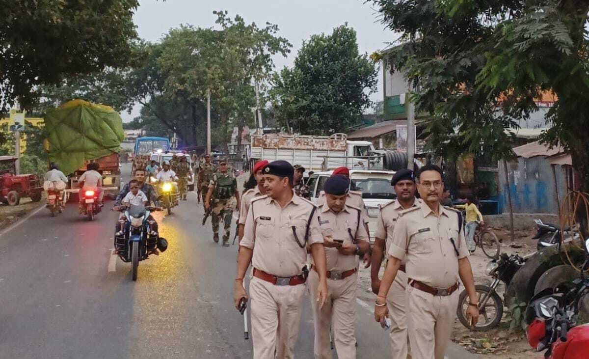 पुलिस का फ्लैग मार्च