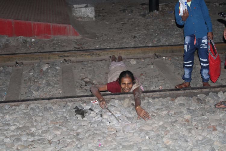 रेल पटरी पार कर दंड प्रणाम करती घाट पर पहुंची श्रद्धालु