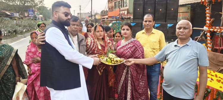 छठ व्रतियों के बीच पीतल के सूप, फल व दूध का वितरण