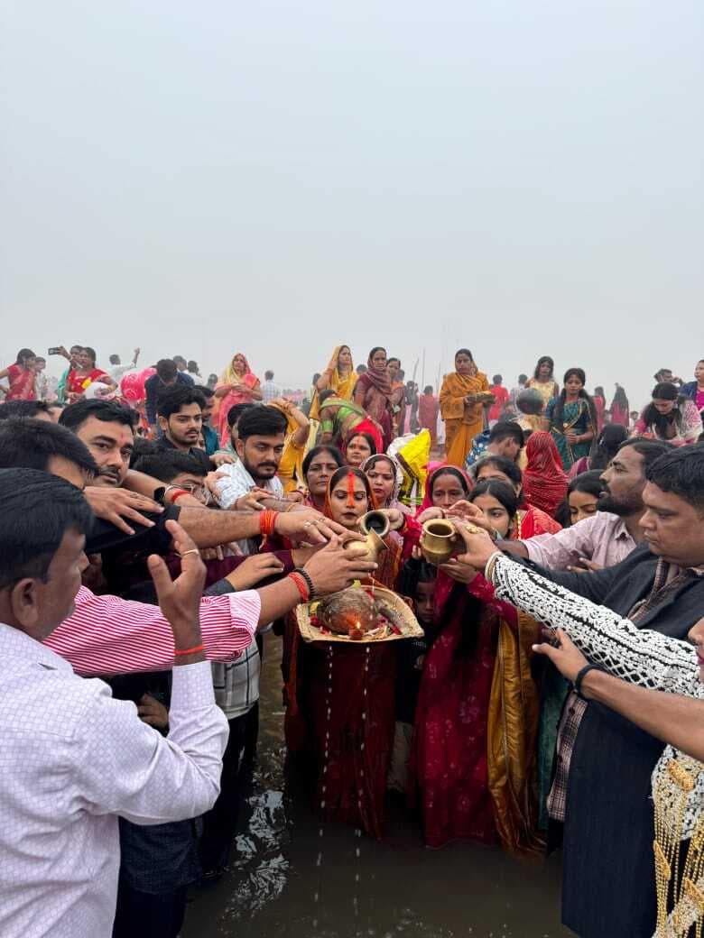 छठ घाटों पर दिखी श्रद्धा, परंपरा व सामाजिक एकता