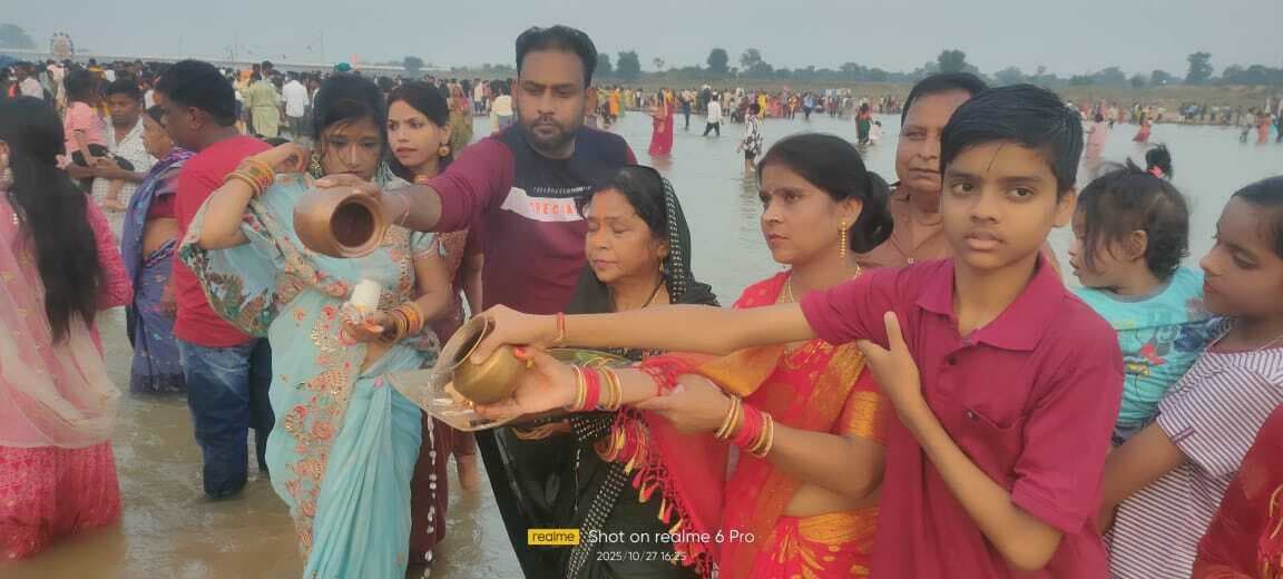 प्रकृति के सान्निध्य में अर्घ देकर सांझ व विहान के सूर्य को किया नमन