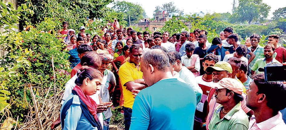 कार्तिक की मौत पर पूर्व बोरो चेयरपर्र्र्सन के घर हंगामा, परिवार को पुलिस ने बचाया
