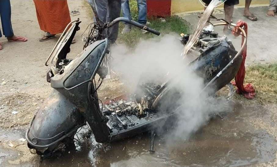 Bokaro News : शॉर्ट सर्किट से ब्लॉक में लगी आग, स्कूटी व दो आवासों के मुख्य दरवाजे जले