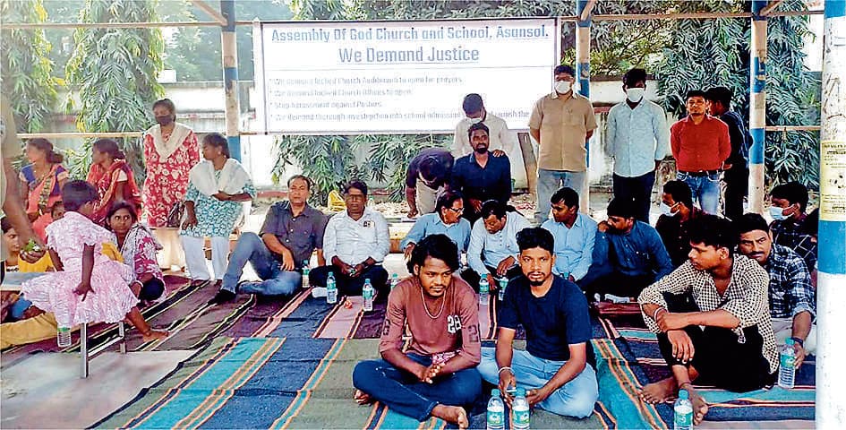आसनसोल एजी चर्च में ताला पास्टरों ने किया धरना प्रदर्शन