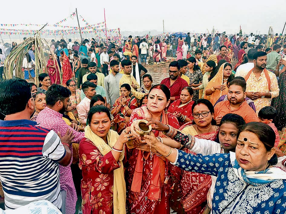 उगते सूर्य को लाखों व्रतियों का अर्घ्य