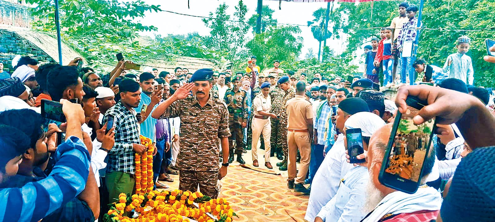 Gopalganj News : आतंकियों की गोली से शहीद हुए विजयीपुर के जवान हदीश अंसारी का पार्थिव शरीर पहुंचते ही गांव में उमड़ा जनसैलाब