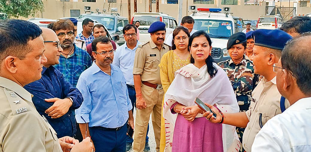 Hajipur News : वज्रगृह और मतगणना केंद्रों का डीएम-एसपी ने किया निरीक्षण