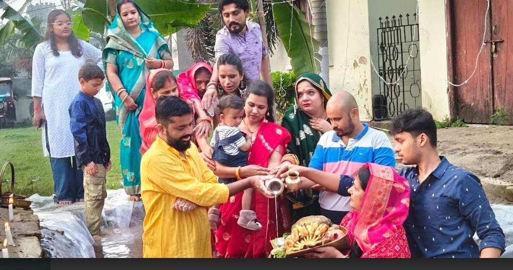 उगते सूर्य को अर्घ देने के साथ संपन्न हुआ छठ महापर्व