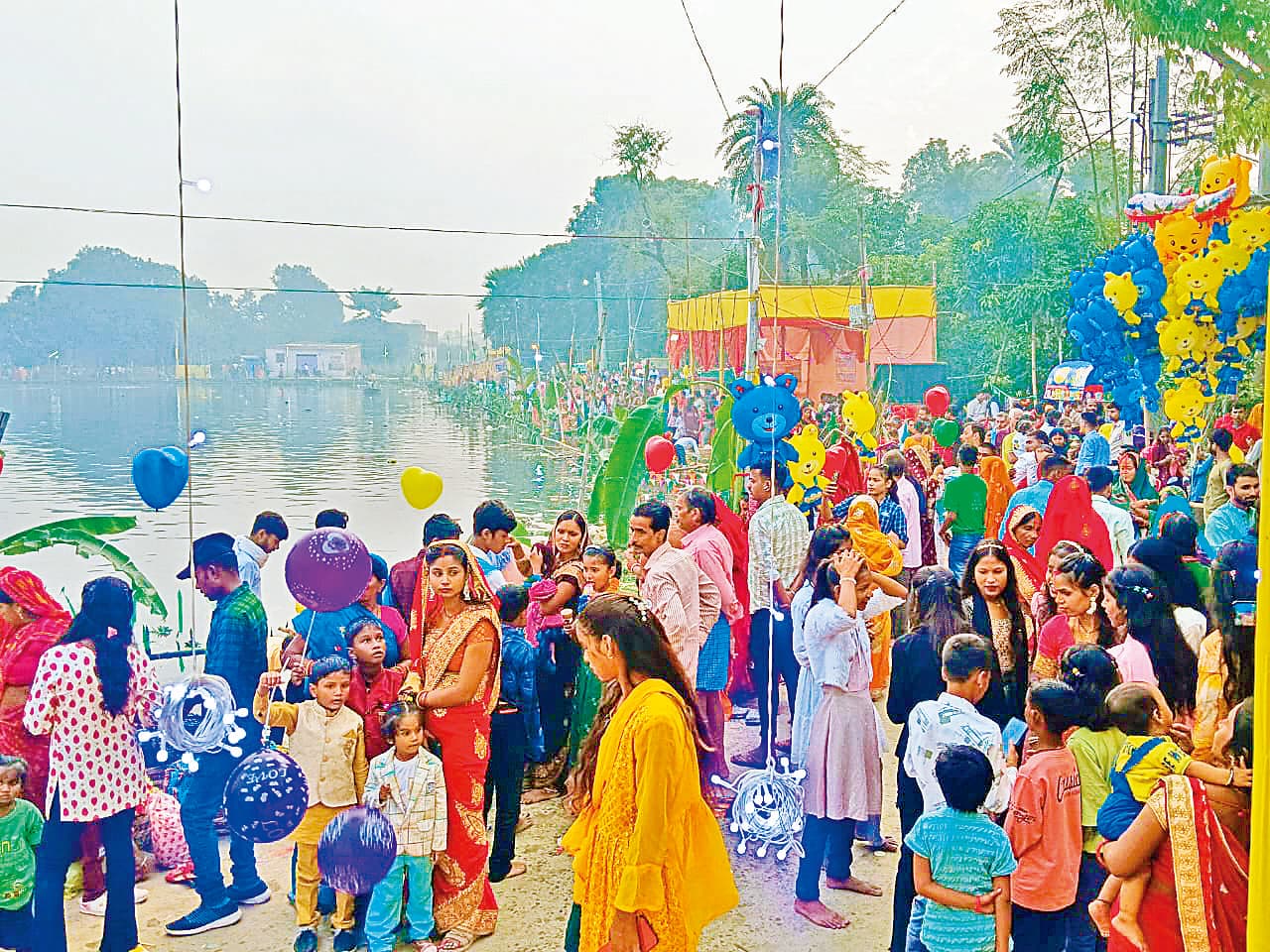 Hajipur News : जढुआ के ऐतिहासिक सूर्य पोखर पर उमड़ी छठ व्रतियों की भीड़