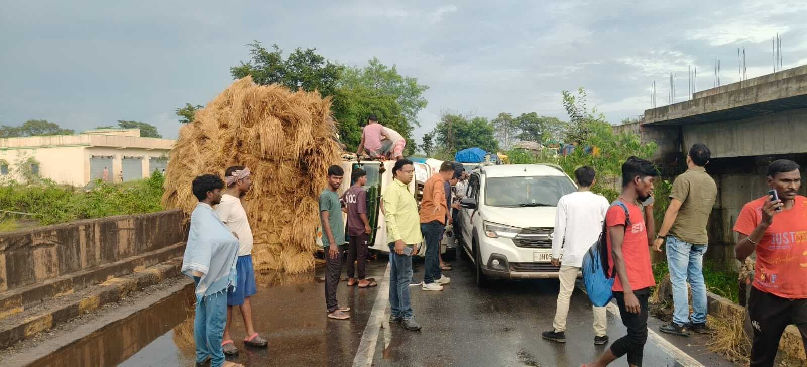 Seraikela Kharsawan News : पिकअप वैन पलटा, एक घंटा जाम