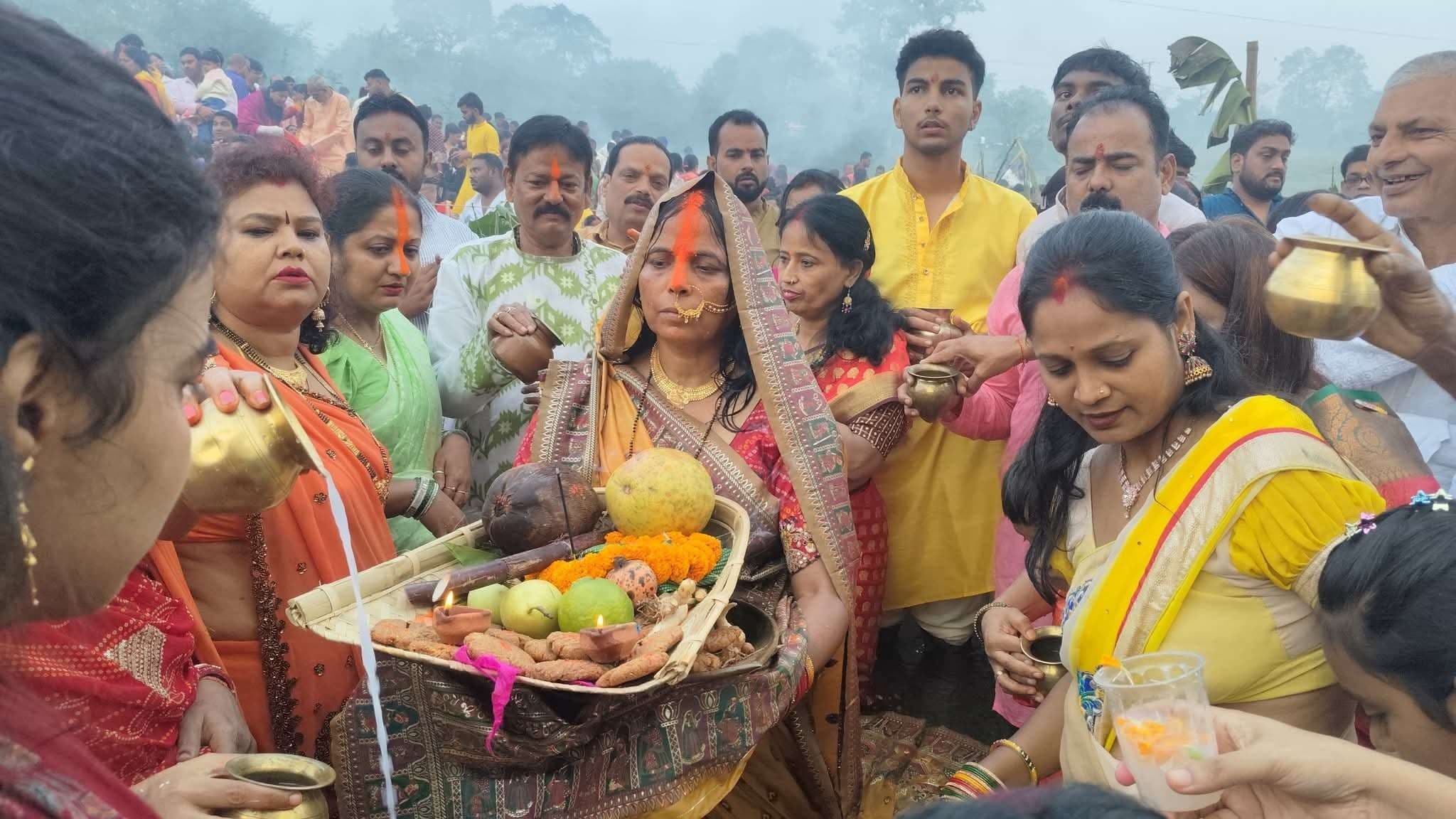 Chaibasa News : उदीयमान सूर्य को अर्घ देकर व्रतियों ने सुख-समृद्धि मांगी