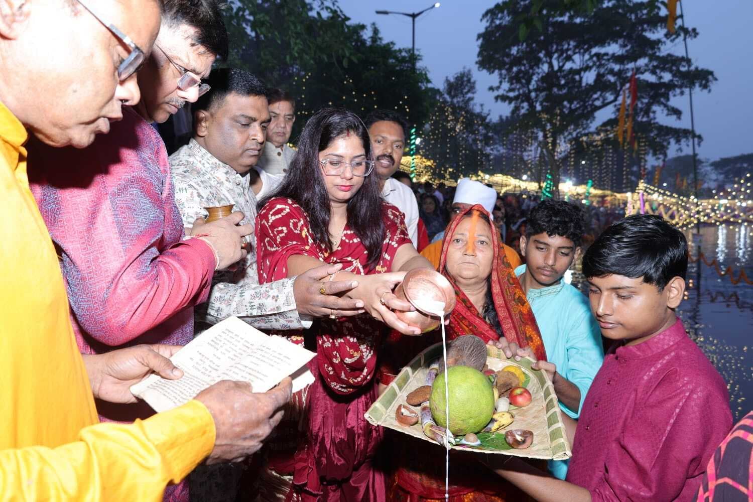 उदीयमान सूर्य के अर्घ्य के साथ छठ पर्व संपन्न