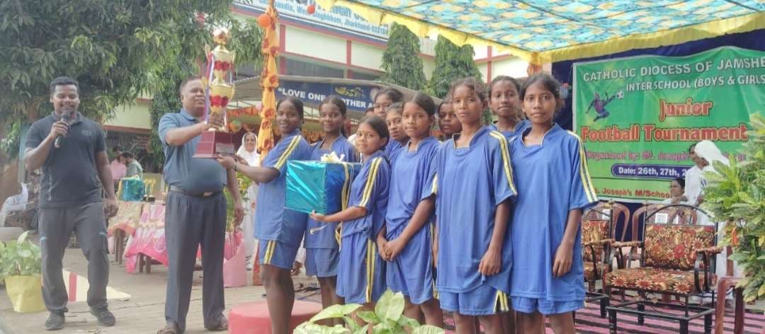 Chaibasa News : गर्ल्स में संत मेरी व ब्वॉयज में संत जेवियर ने ट्रॉफी जीती