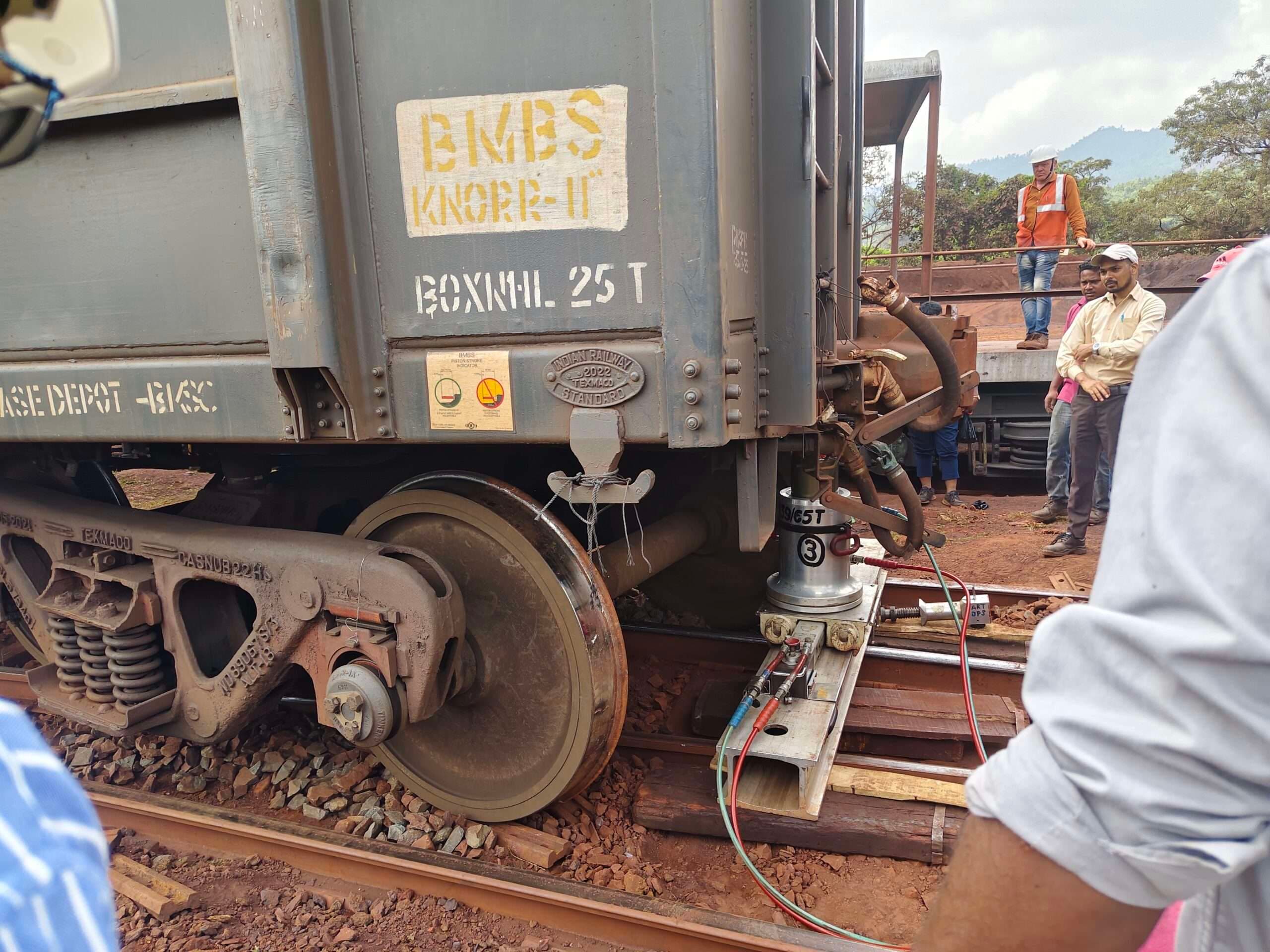 Chaibasa News : गुवा रेलवे साइडिंग में फिर मालगाड़ी का एक डिब्बा बेपटरी