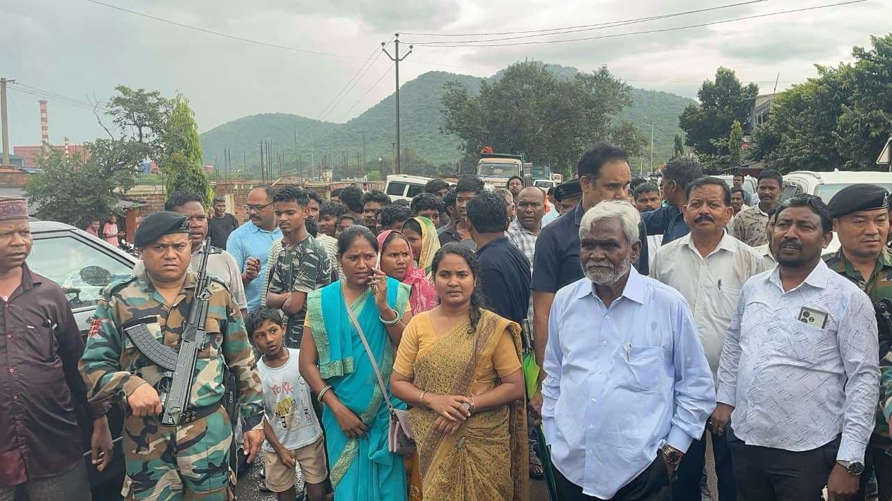 Chaibasa News : पूर्व सीएम चंपाई सोरेन को प्रशासन ने चाईबासा जाने से रोका, आक्रोश