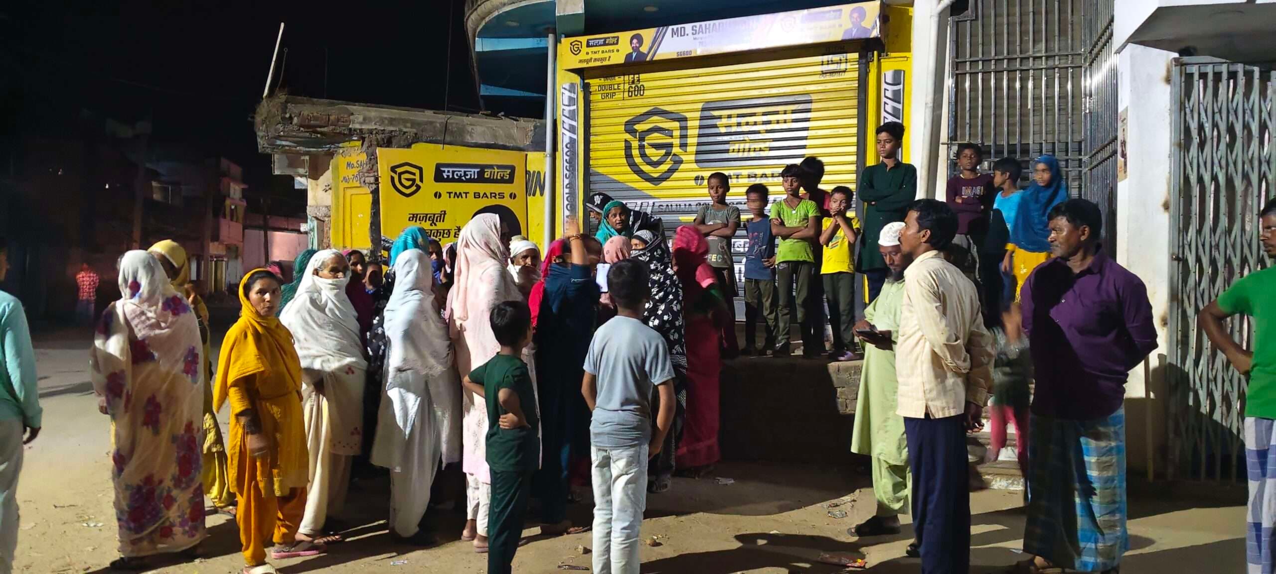 Giridih News: महिलाओं ने मुखिया आवास के पास की जमकर नारेबाजी