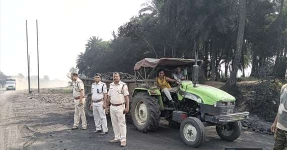 बलिया गांव के नजदीक सात टन अवैध कोयला बरामद