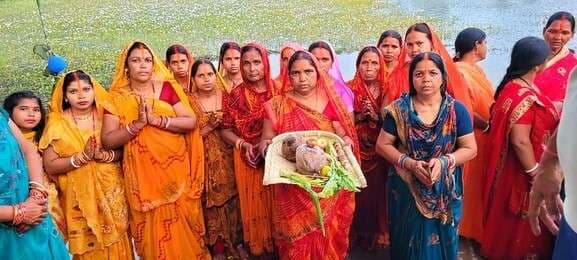 सूर्यदेव को अर्घ्य देकर श्रद्धालुओं ने किया पूजन