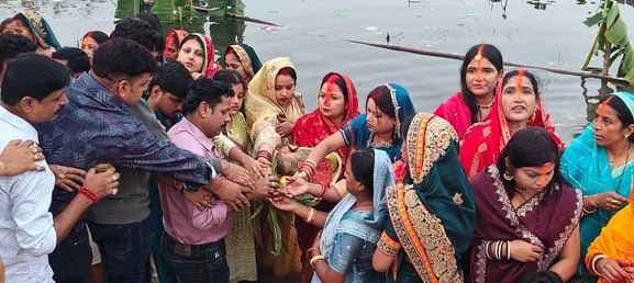 व्रतियों ने पेश किया पारंपरिक पूजन का भव्य दृश्य