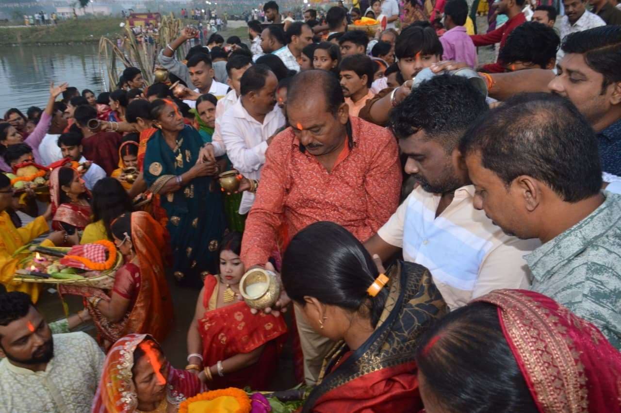 East Singhbhum News : छठ घाटों पर उमड़ा आस्था का सैलाब, उगते सूर्य को दिया अर्घ