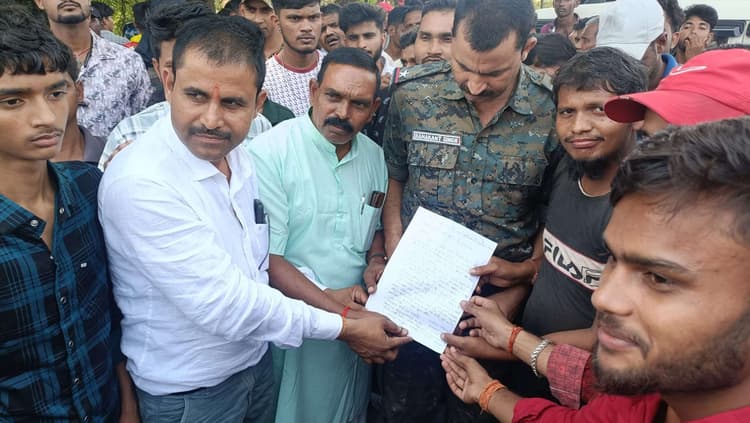 Giridih News: पुल निर्माण की मांग को ले ग्रामीणों ने दो घंटे तक की सड़क जाम