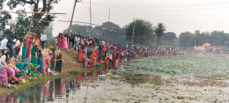 Giridih News: ग्रामीण क्षेत्रों में उदीयमान सूर्य को अर्घ्य के साथ संपन्न हुआ महापर्व, गांव-गांव में घाटों पर उमड़ा आस्था का जनसैलाब