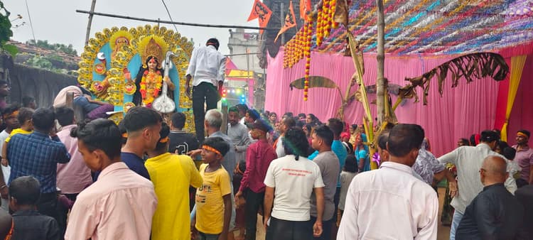 Giridih News: धूमधाम से विसर्जित की गयी लक्ष्मी-गणेश की प्रतिमा