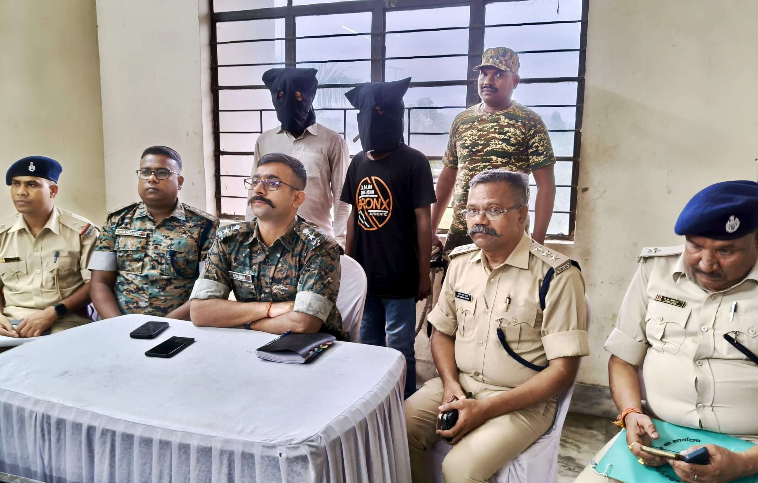 East Singhbhum News : जीजा-साला मिलकर करते थे चोरी, डीवीआर, प्रिंटर, बैटरी समेत 10 लाख के सामान बरामद