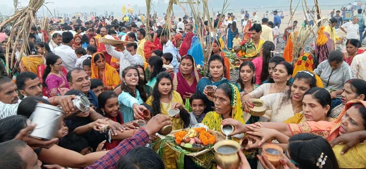 Bokaro News : छठ घाटों में बही आस्था की धारा