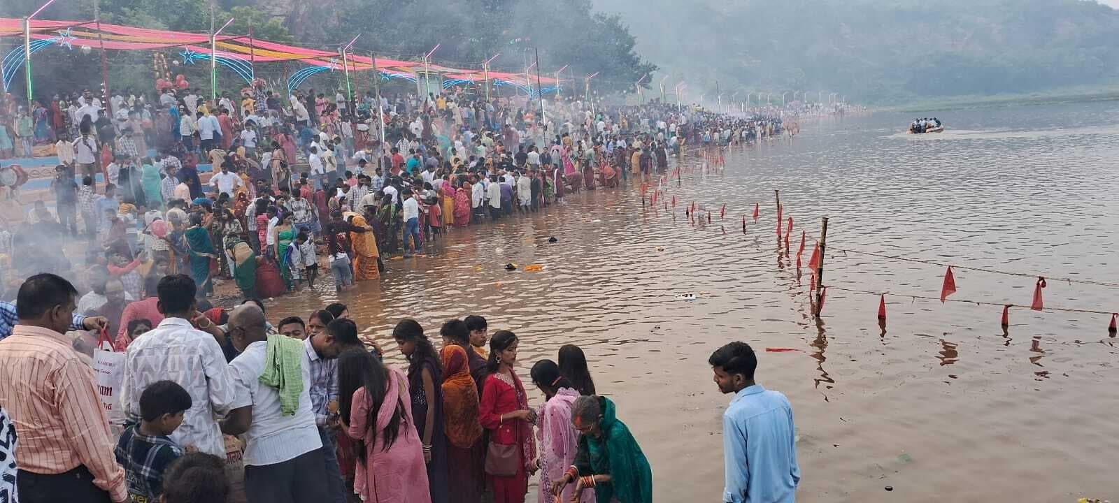 भगवान भास्कर को अर्घ देने छठ घाटों पर उमड़ी श्रद्धालुओं की भीड़