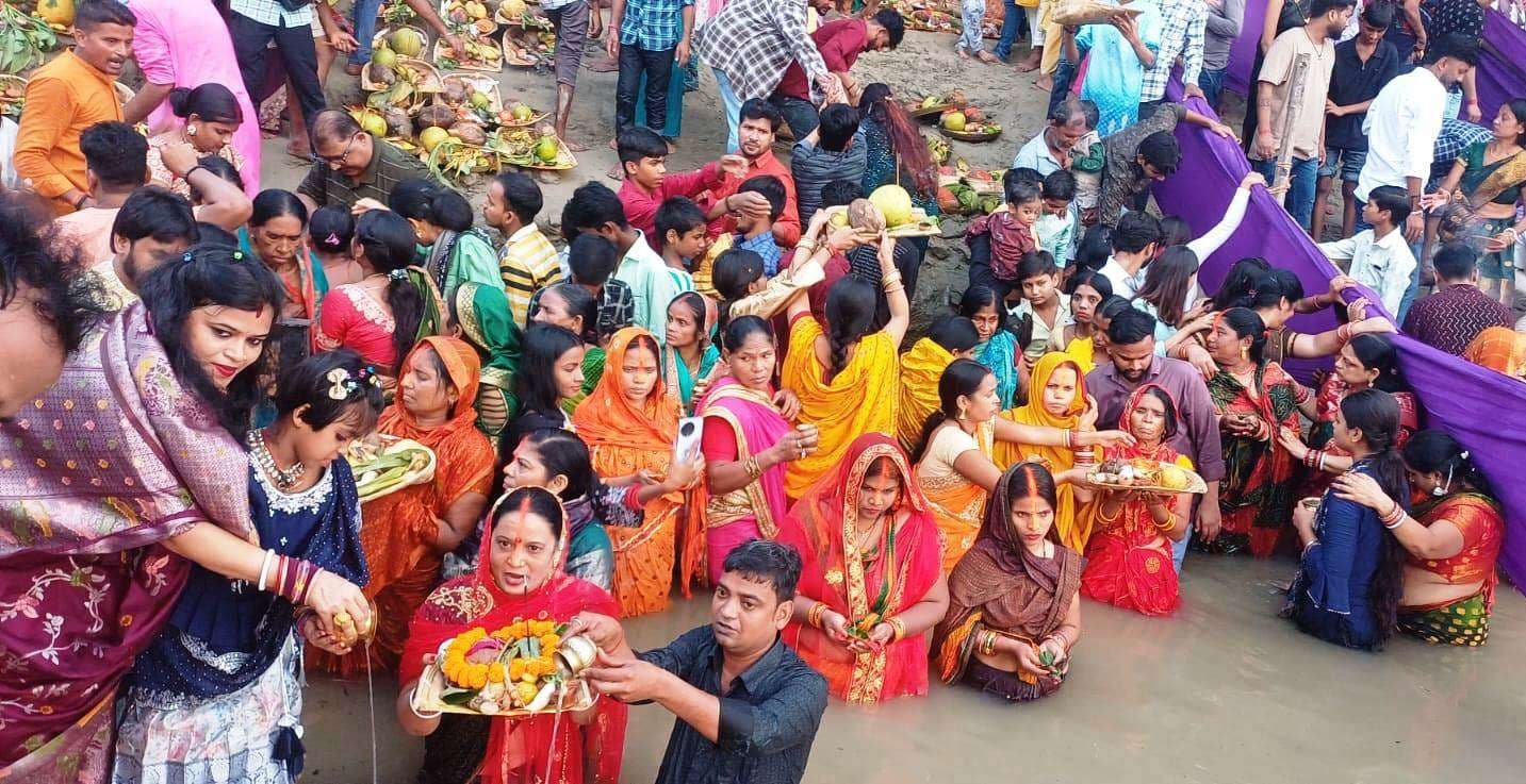 उदीयमान सूर्य को अर्घ अर्पित करने के साथ संपन्न हुआ महापर्व छठ