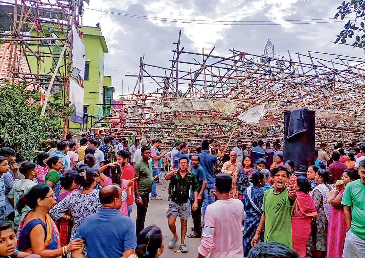 बवंडर का कहर, जगद्धात्री पूजा पंडाल गिरा, 14 घायल