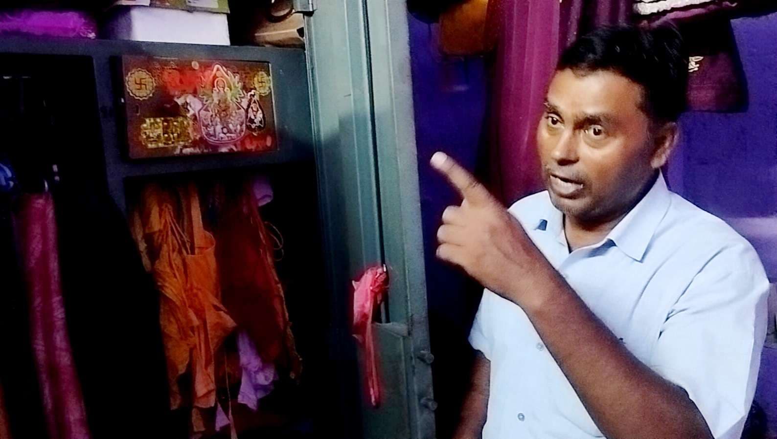 Dhanbad News: छठ घाट गये थे चार परिवार, चोरों ने कर दिया घर साफ