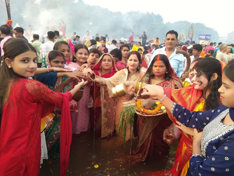 Jamshedpur News : घाटों पर उमड़ी श्रद्धालुओं की भीड़, गूंजे “छठी मइया के जयकारे”