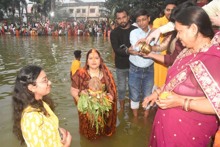 Dhanbad News: उदीयमान भास्कर को अर्घ के साथ महापर्व छठ संपन्न