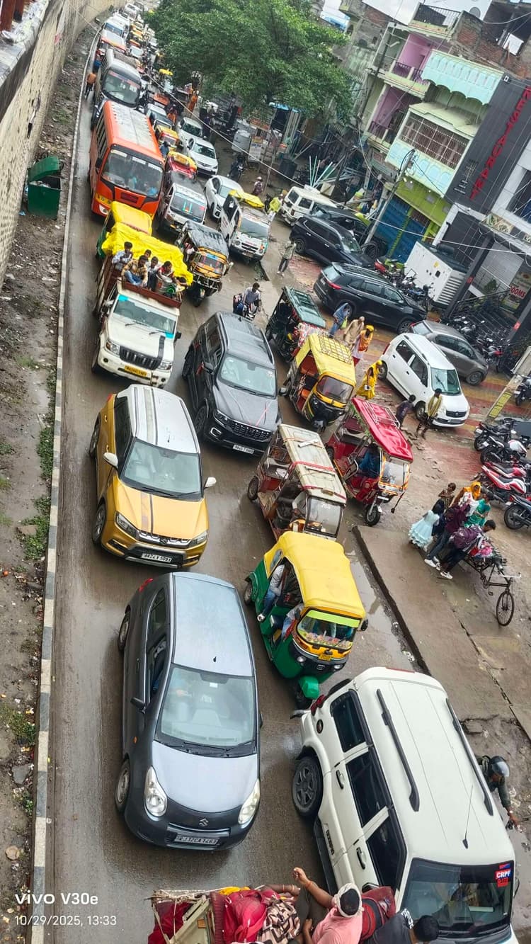 चांदनी चौक पर लगी भीषण जाम, लोग रहे परेशान
