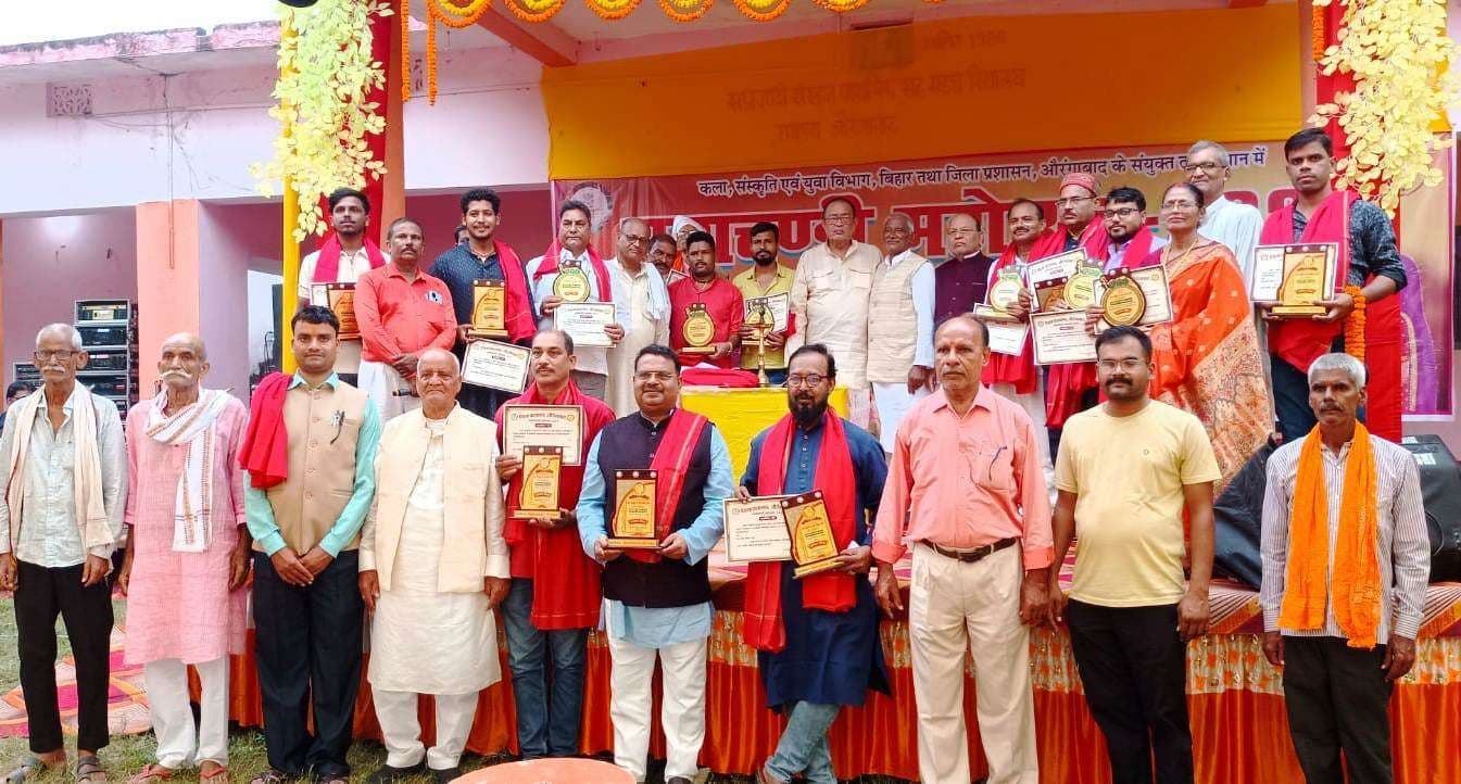 कवियों की प्रस्तुति से आनंदित रहे श्रोता