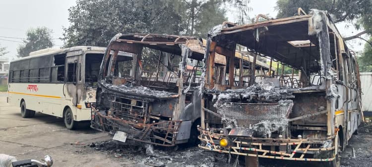 तीन बसों में लगी आग, लाखों की क्षति