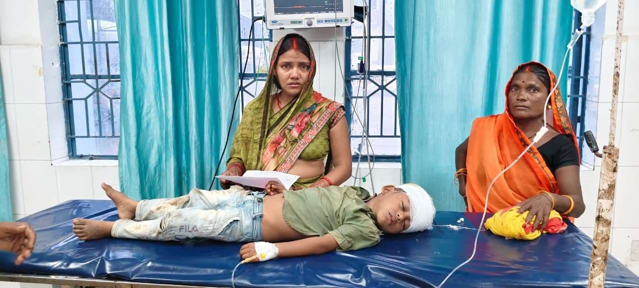 छत से गिरा बच्चा, हालत गंभीर