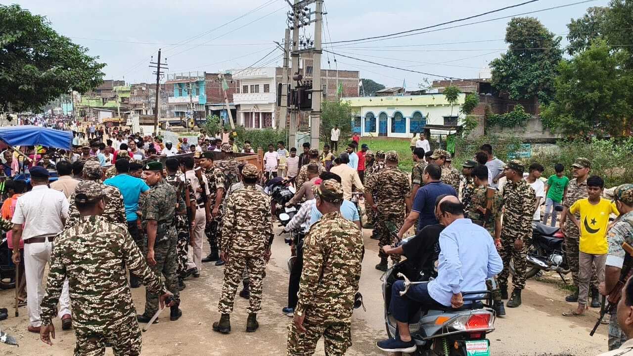 ट्रैक्टर के धक्के से इ-रिक्शे में सवार बच्ची घायल